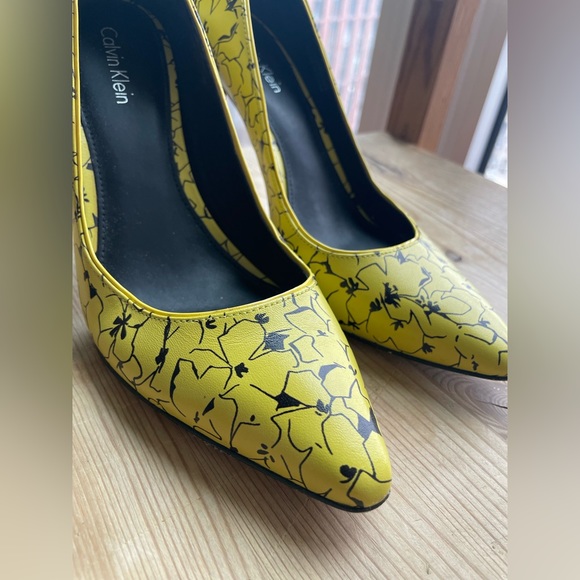 Calvin Klein Rare Black and Yellow Floral Print Heels - Picture 4 of 11